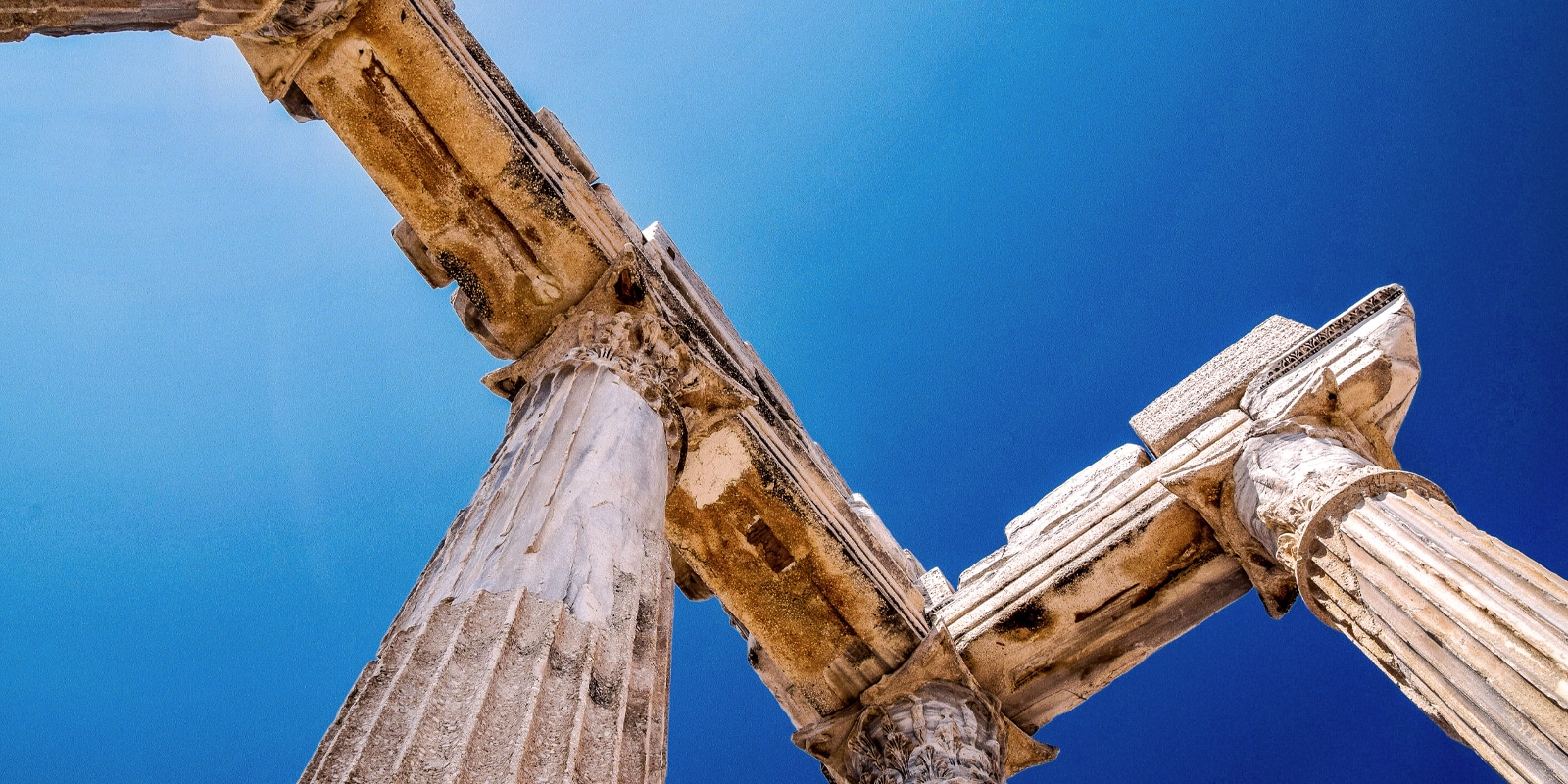 An image of greek pillars